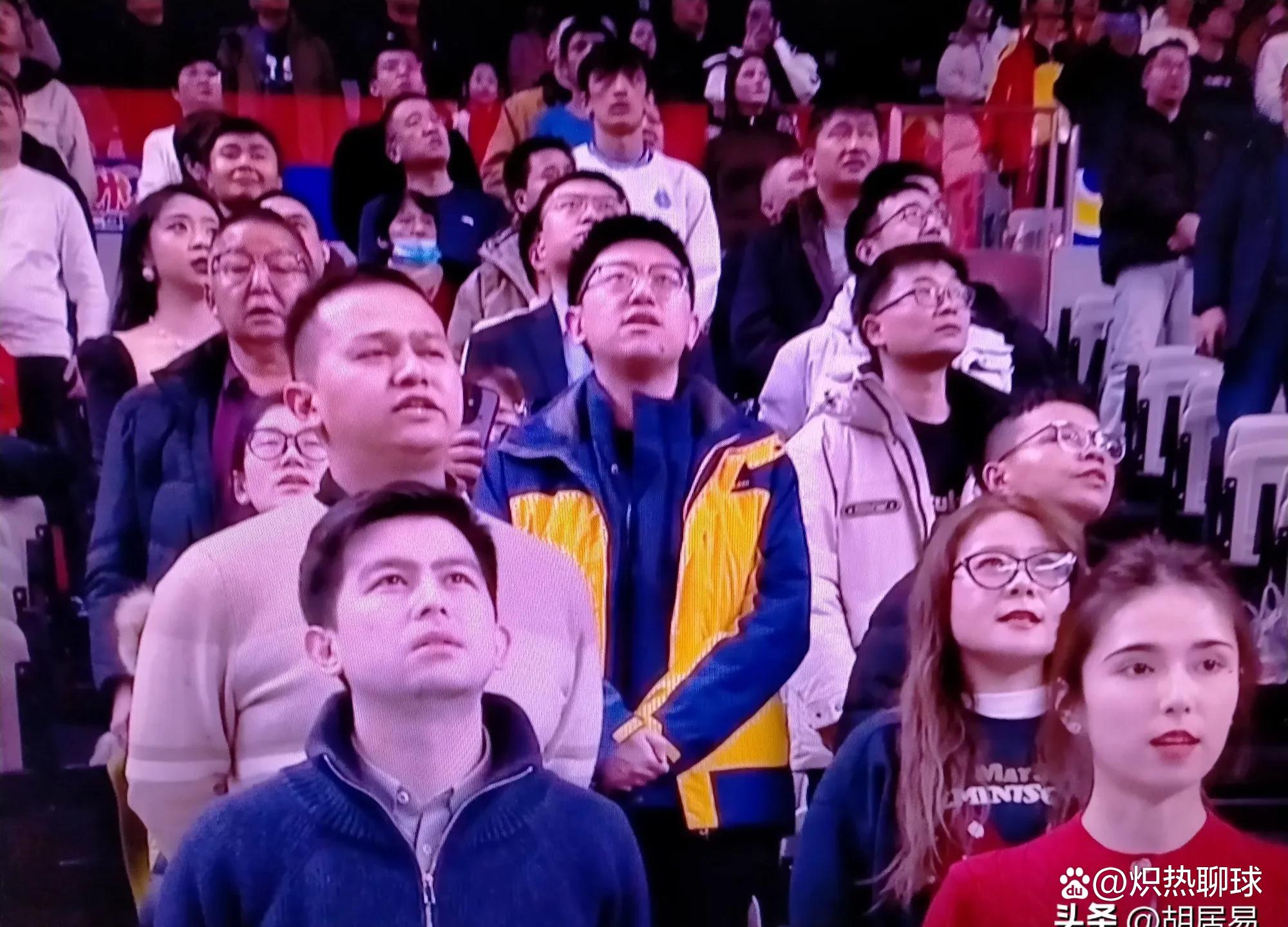 比赛中球员展现出色技术，赢得观众喝彩