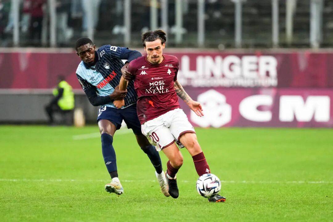 关于里昂客场逼平南特，法甲榜首大战无结果的信息