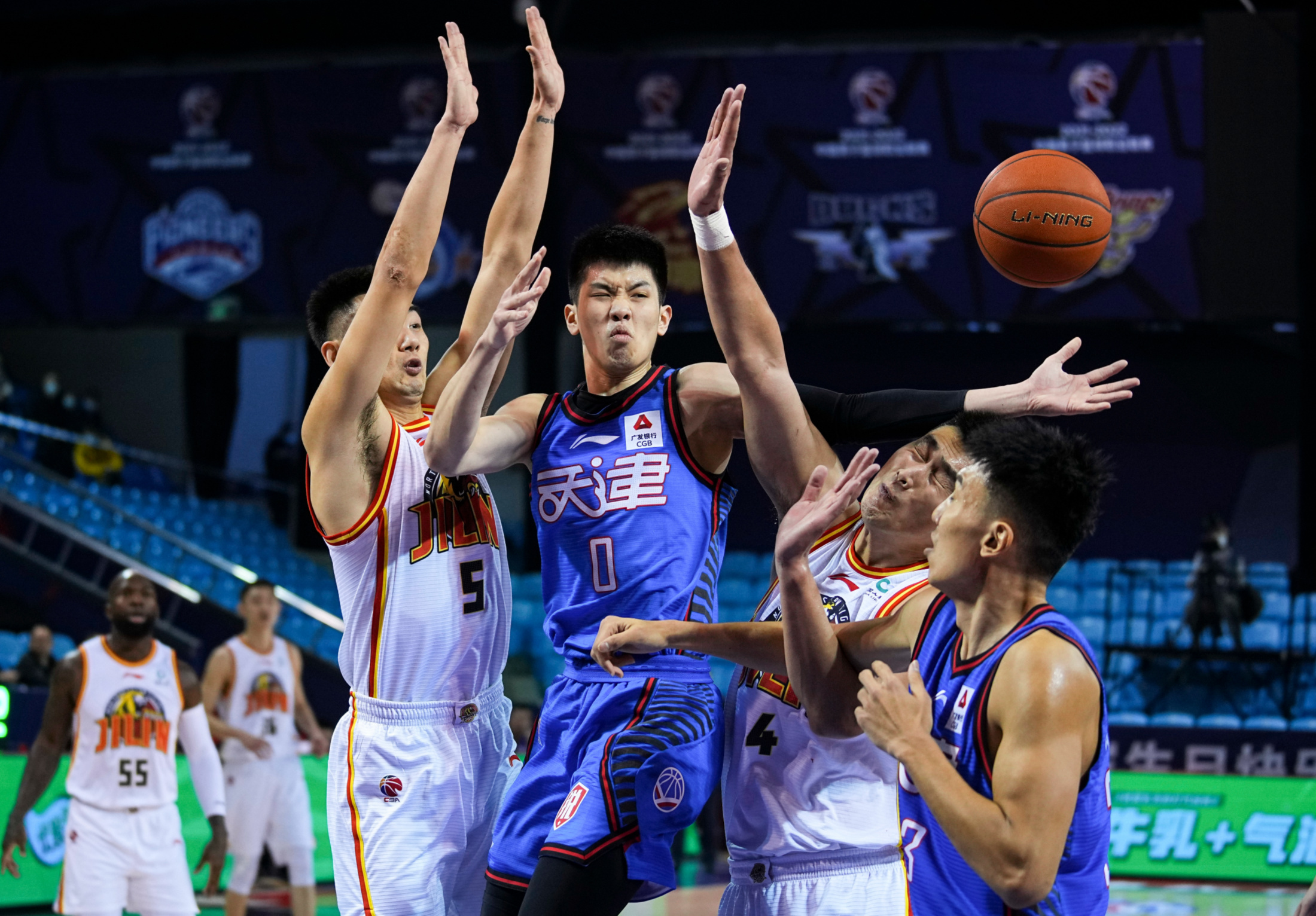 DB电竞分析入口-吉林队员因伤退出比赛，球队战绩受到影响