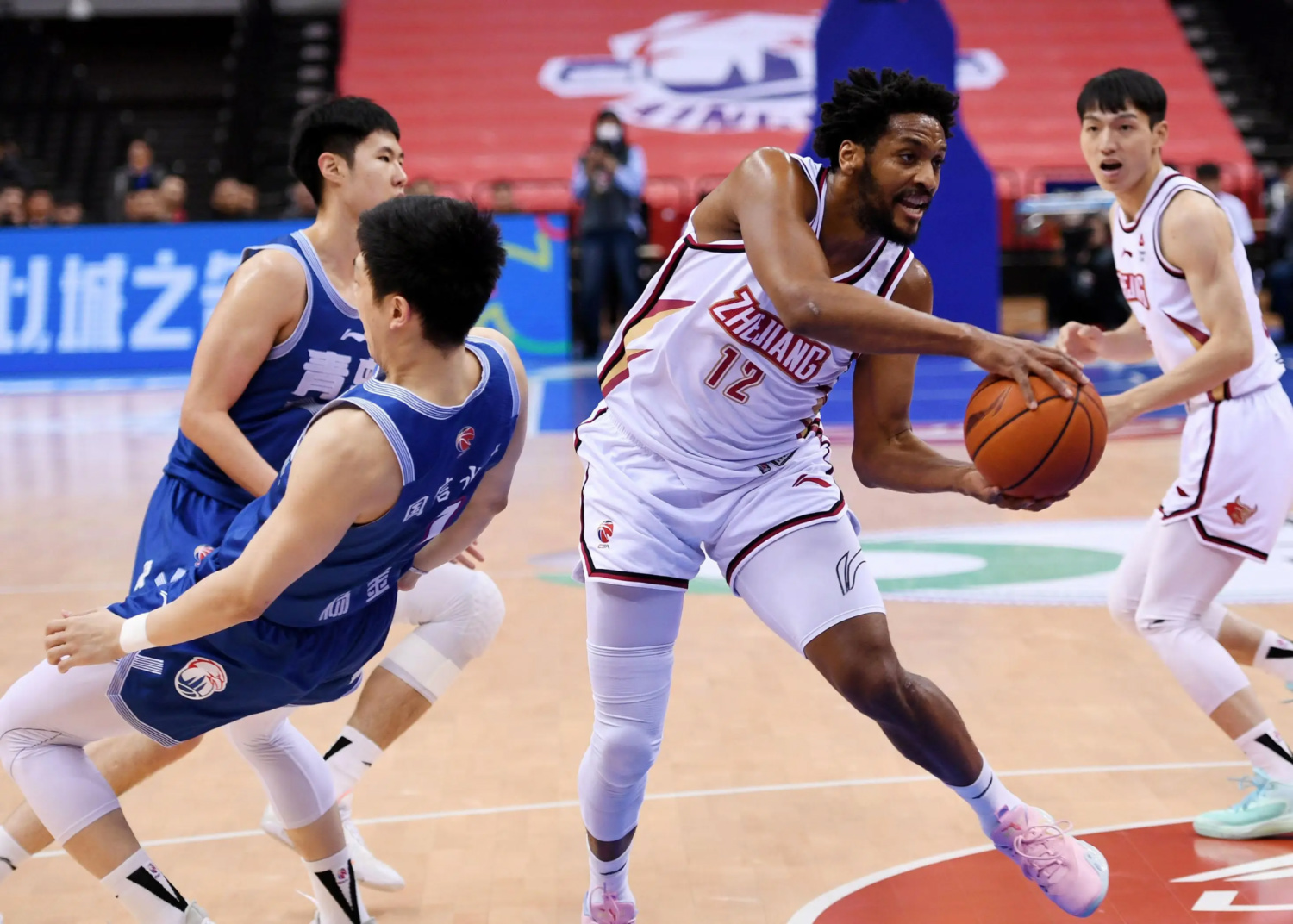 山东男篮大胜，士气高涨冲击前列