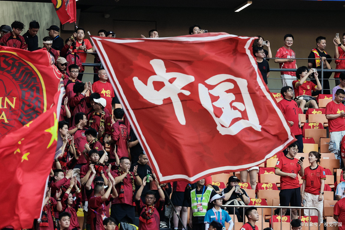 DB电竞分析入口-关于足球盛会:场上球员奋力拼搏的信息