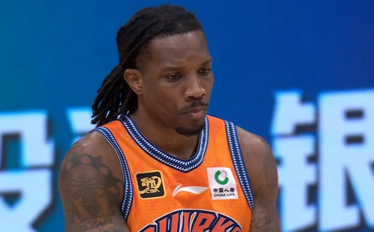 上海男篮在客场击败对手成功晋级