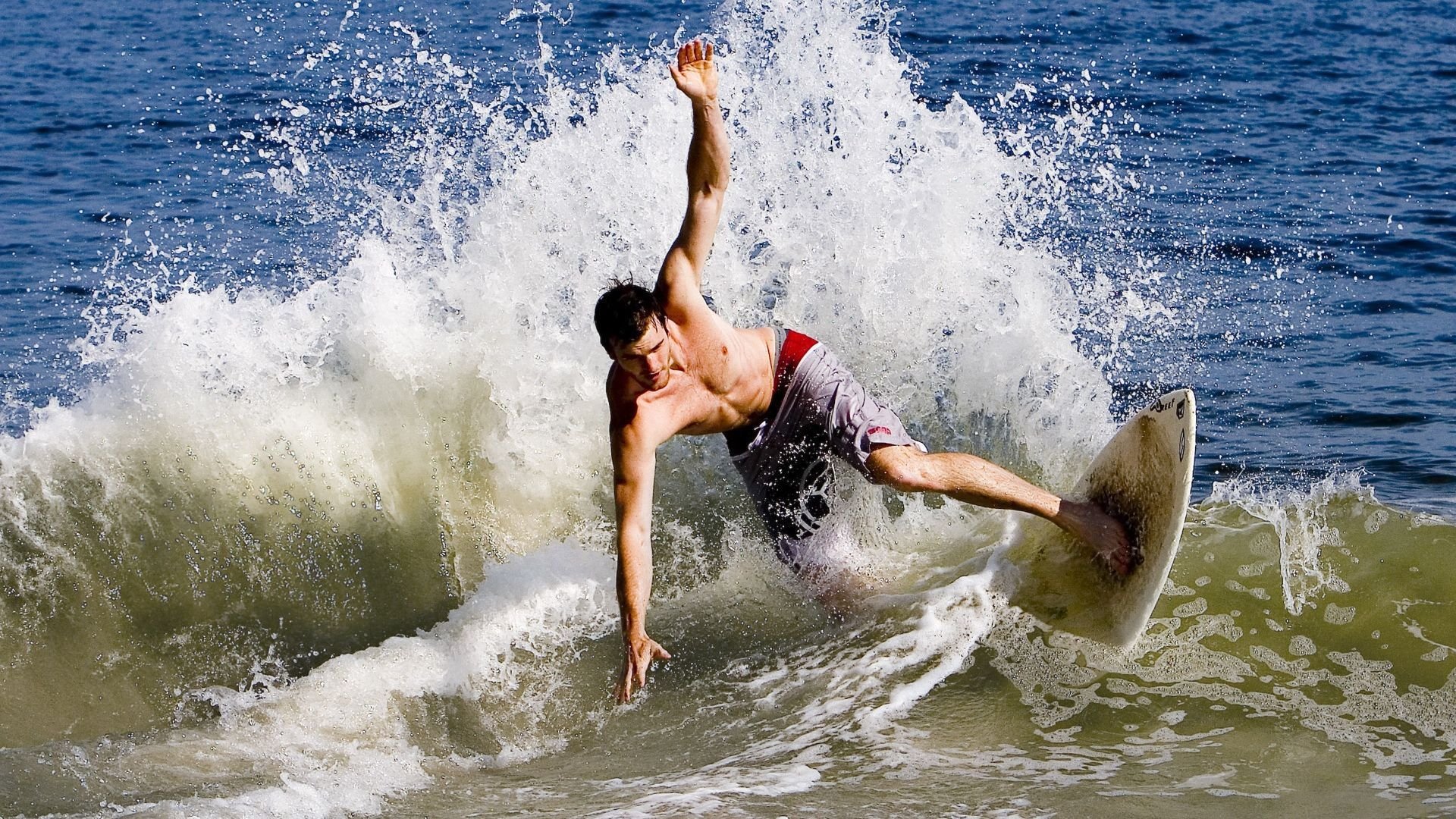 德甲争冠战焦点战与新疆队淘汰快船，体育世界的平行交响