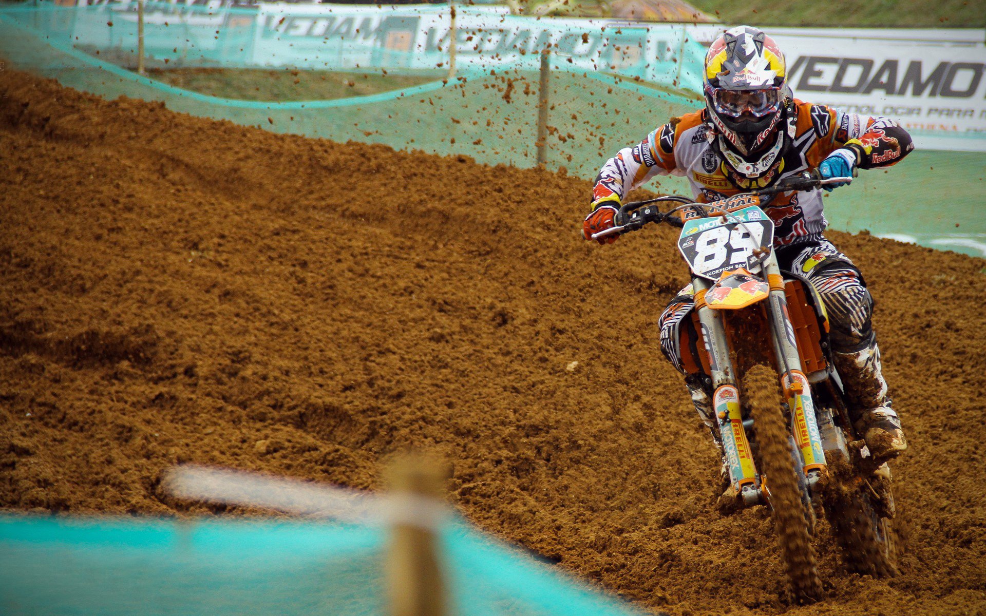 赛道传奇，法拉利横扫哈斯，汉密尔顿再书历史